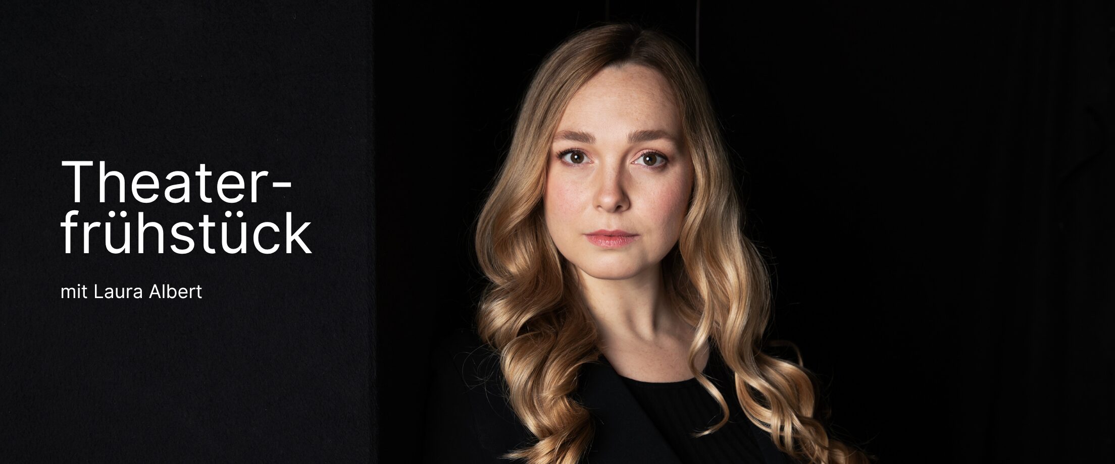 Ein Porträt von Laura Albert vor schwarzem Hintergrund