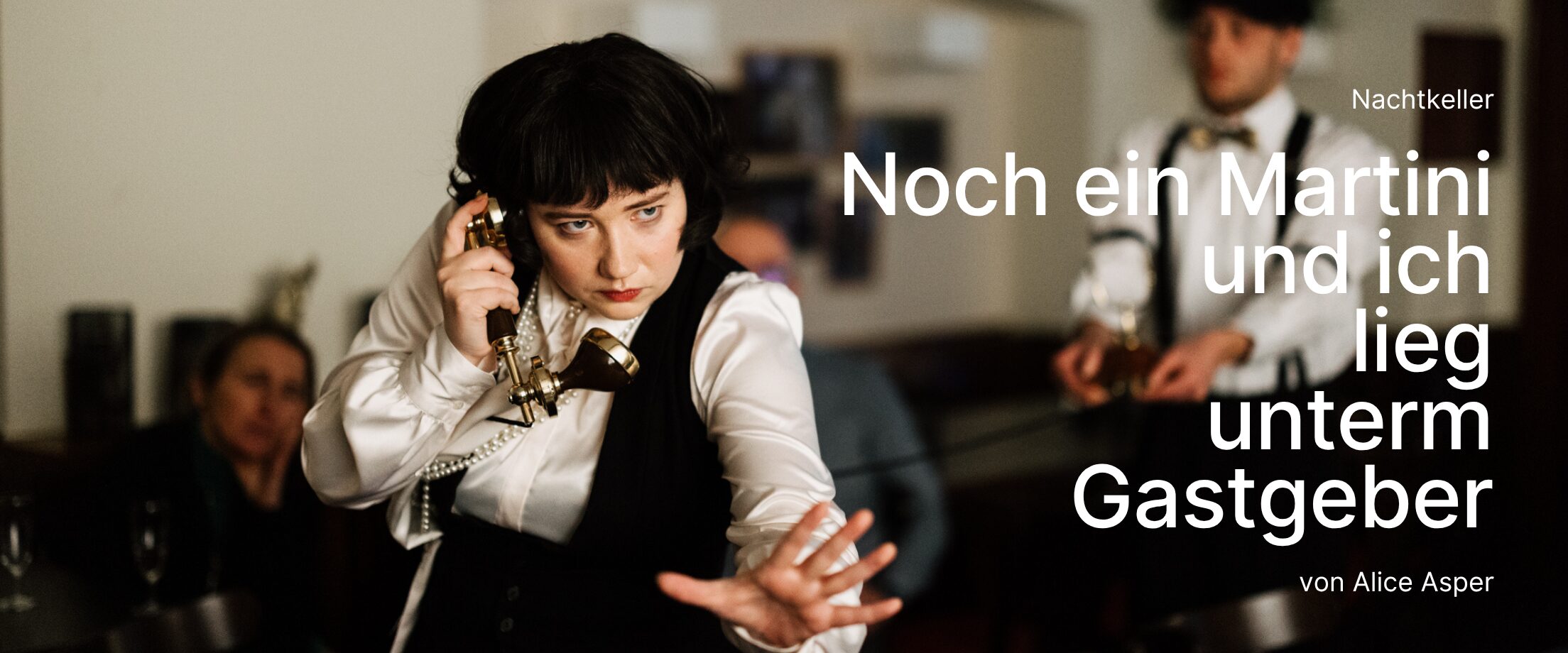 Eine Frau mit einem altmodischen Telefonhörer in der Hand, im Hintergrund trägt ein Mann die Schnur hinterher