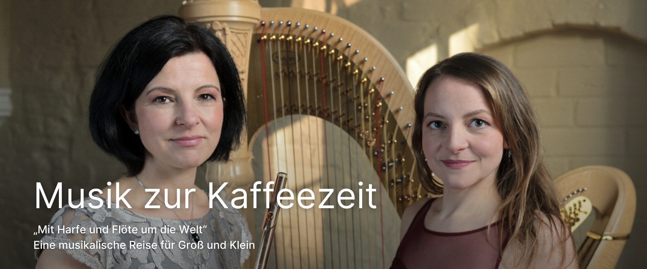 zwei Frauen vor einer Harfe