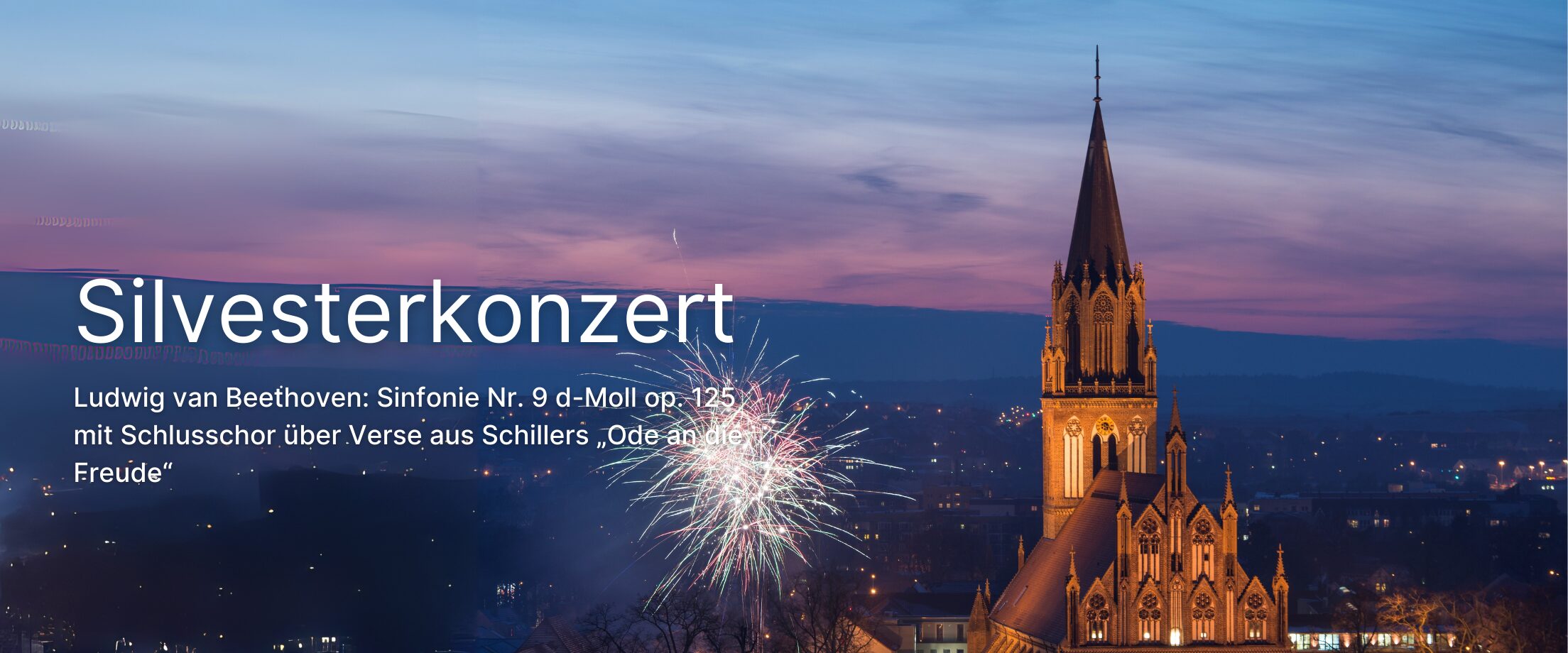 Konzertkirche Neubrandenburg am Silvesterabend mit fFuerwerk am Himmel