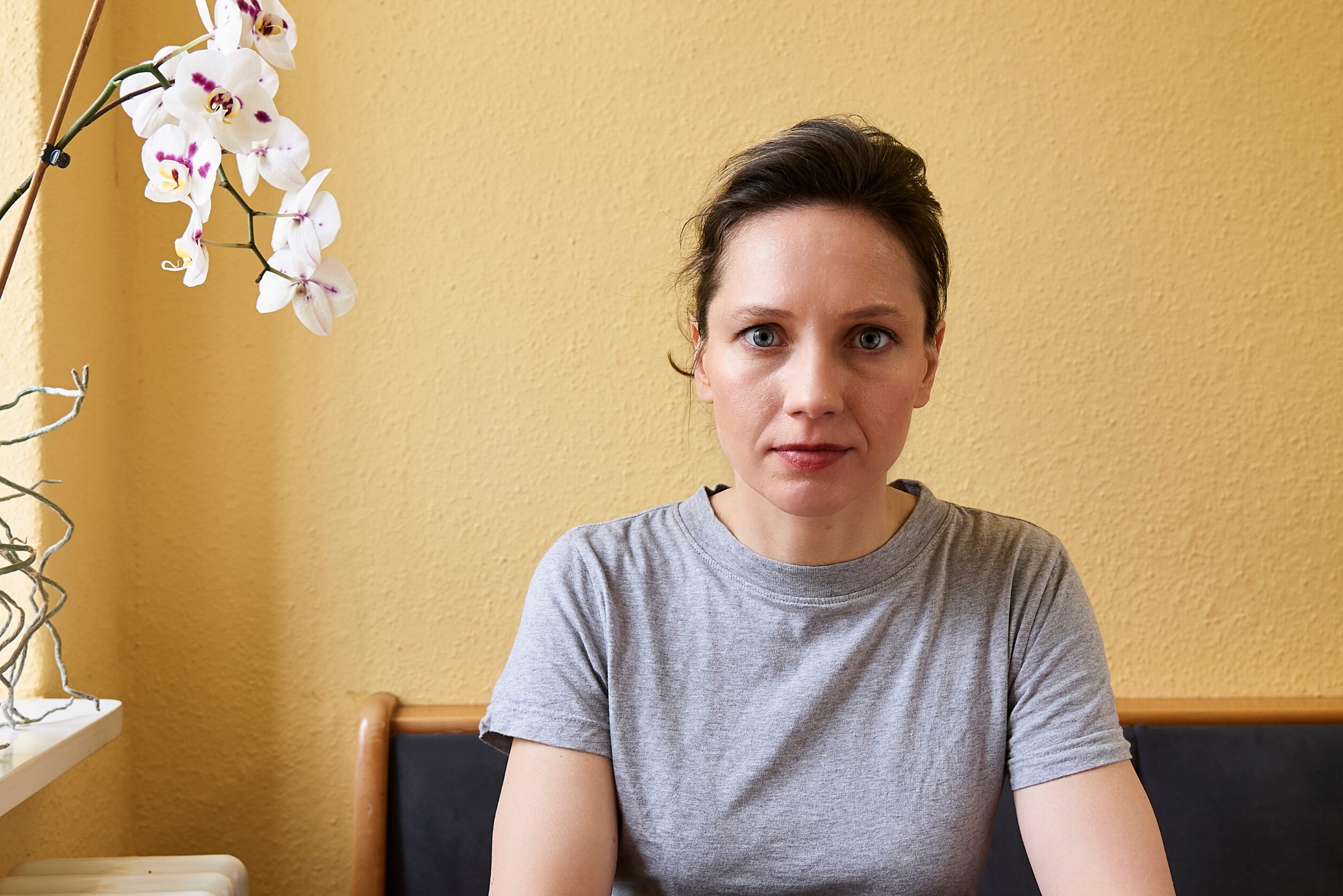 Ein Porträt von Susan Ihlenfeld vor einer gelben Wand
