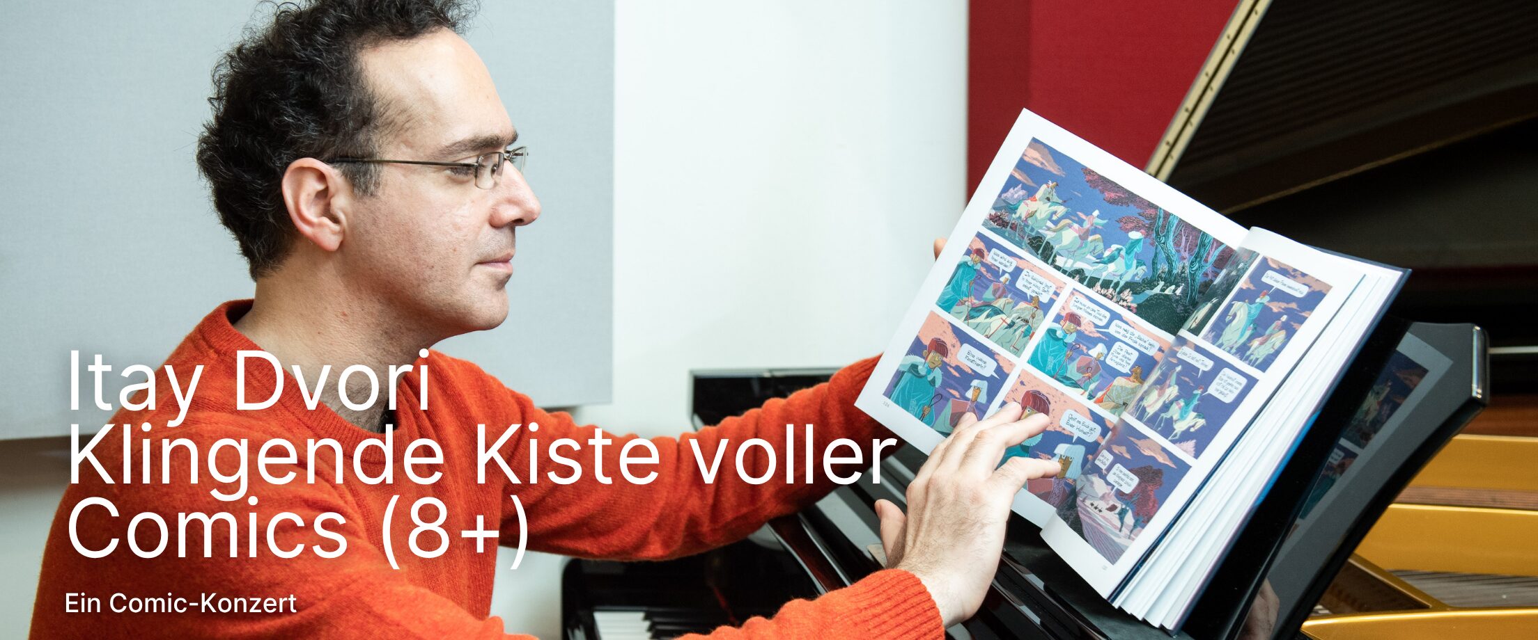 Ein Mann am Klavier mit einem Comicheft