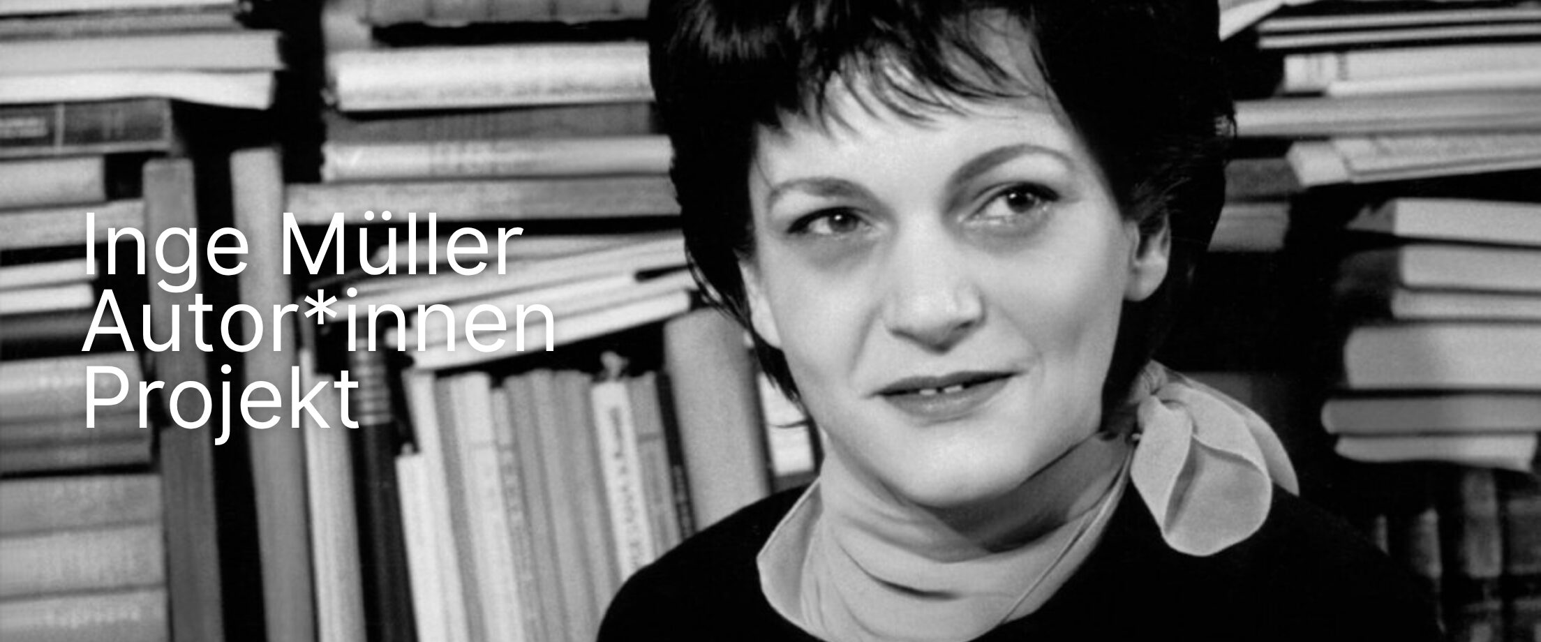 Ein Porträt von Inge Müller vor einem Bücherregal
