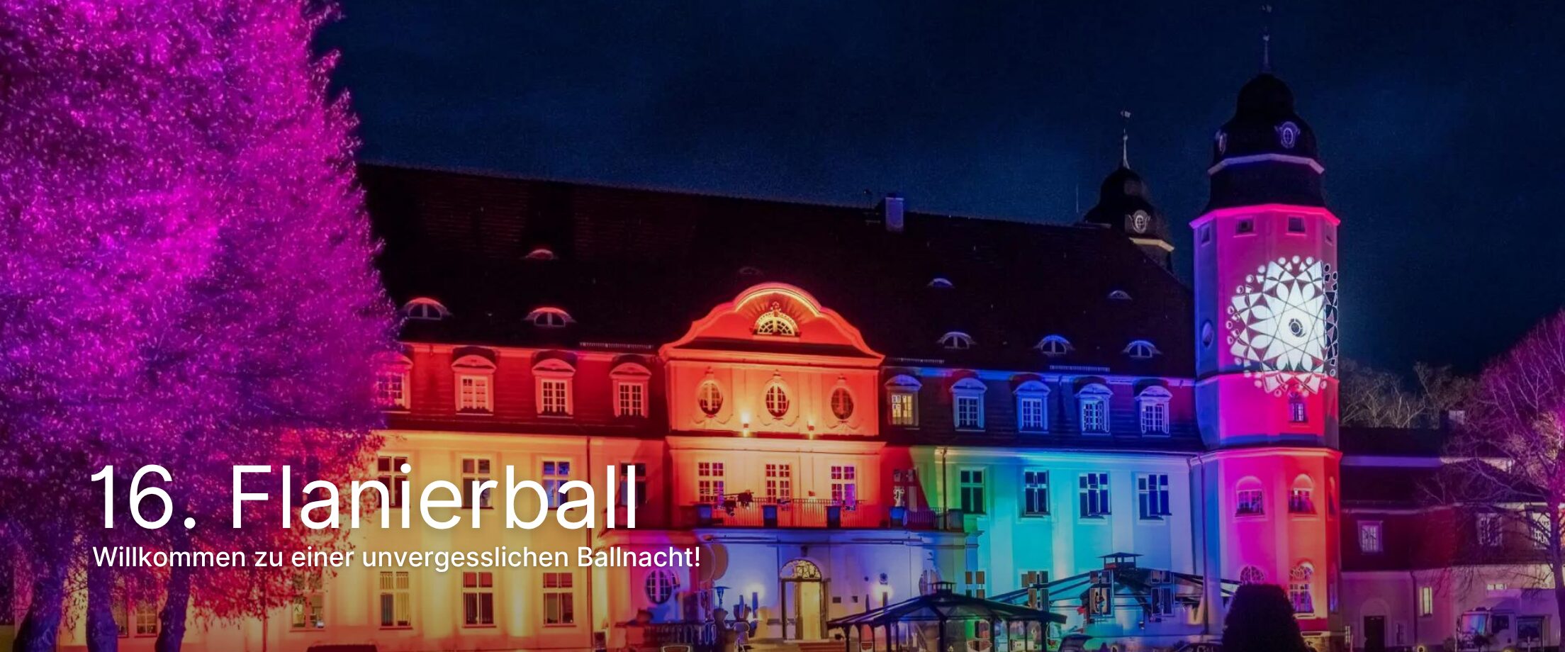 Schloss Fleesensee bei Nacht in bunten Farben angestrahlt
