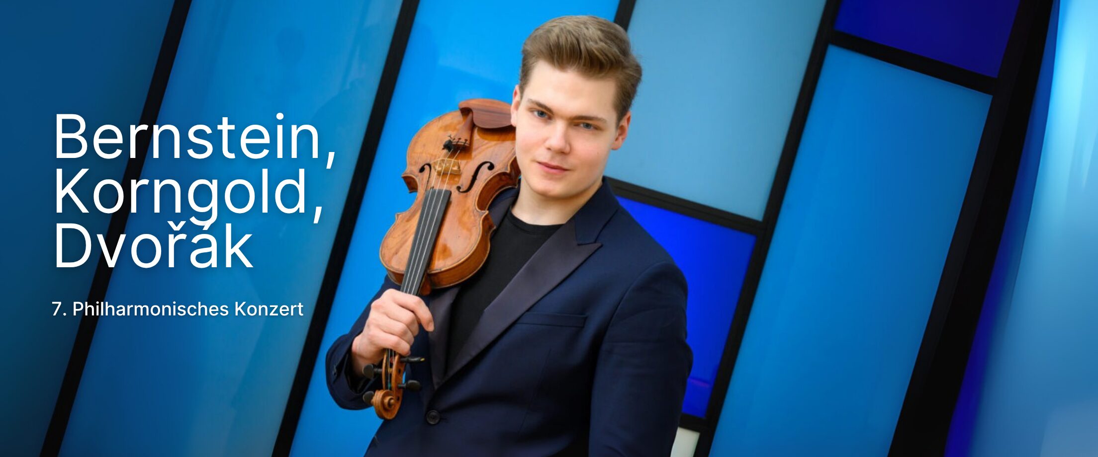 Tassilo Probst hält seine Geige über der Schulter vor blauem HIntergrund