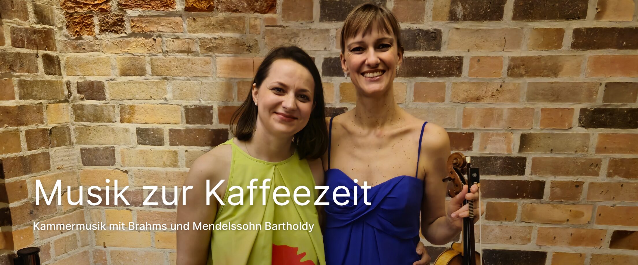 Elsa Claveria und Julia Okruashvili vor einer Backsteinwand in der Konzertkirche Neubrandenburg