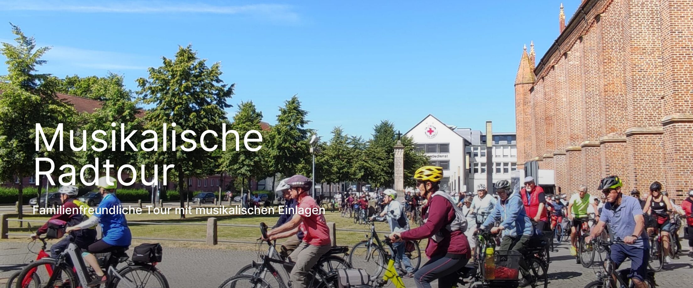 Fahrradfahrer bei sonnigen Wetter vor der Konzertkirche Neubrandenburg