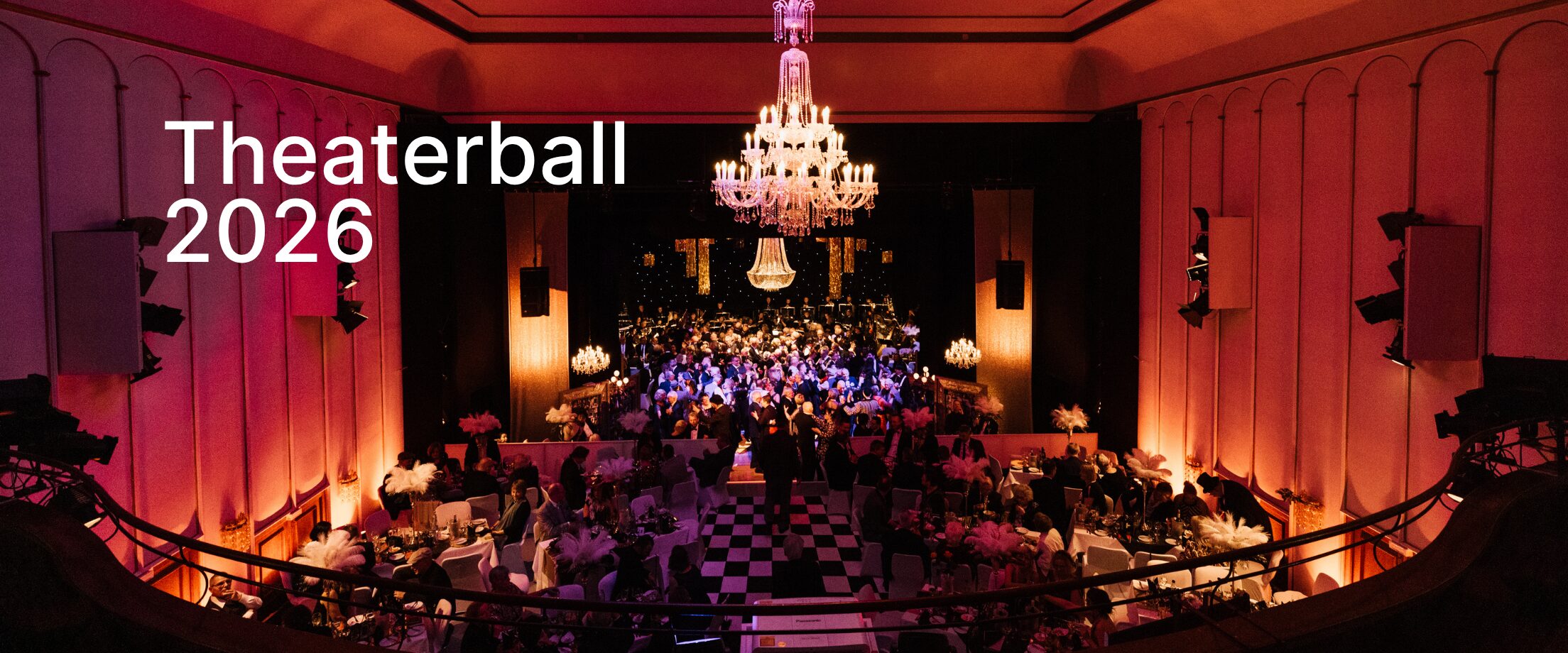 Der geschmückte Große Saal des Landestheaters Neustrelitz während des Theaterballs