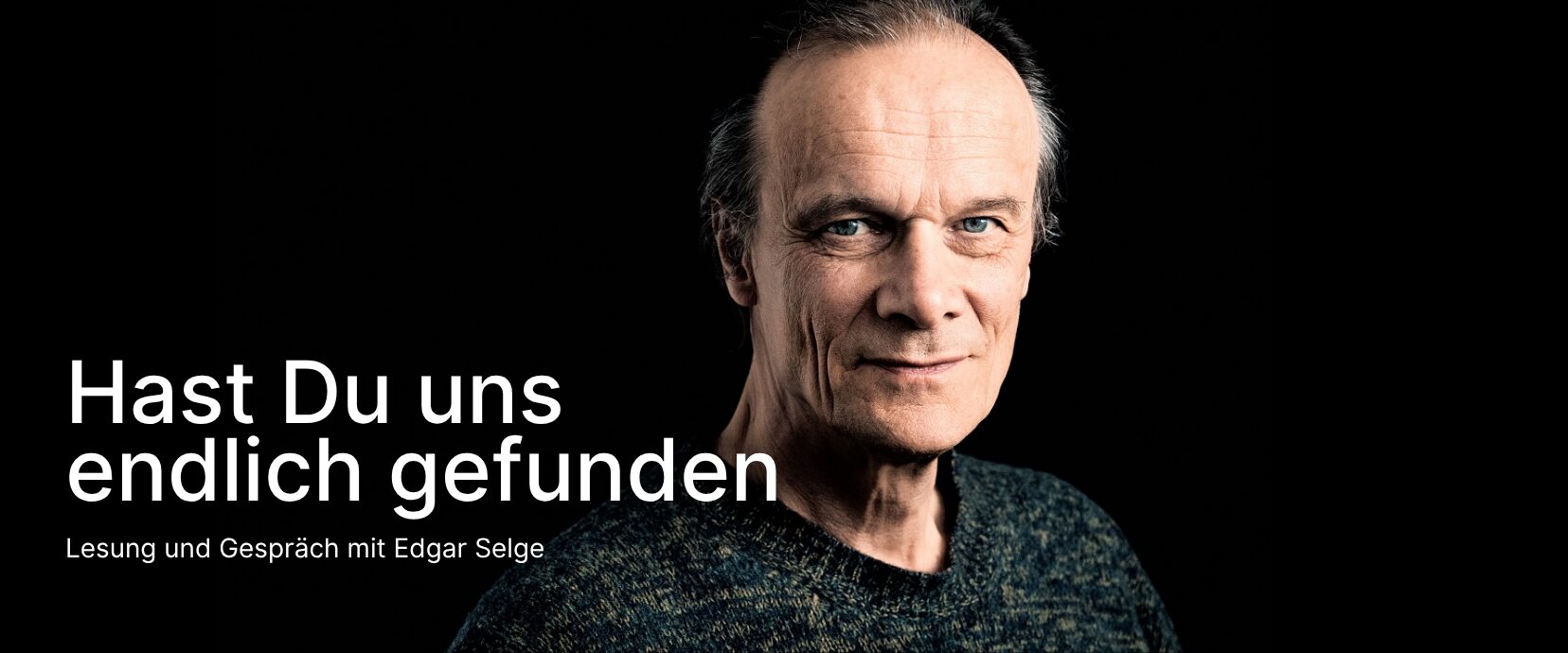 Edgar Selge auf schwarzem Hintergrund